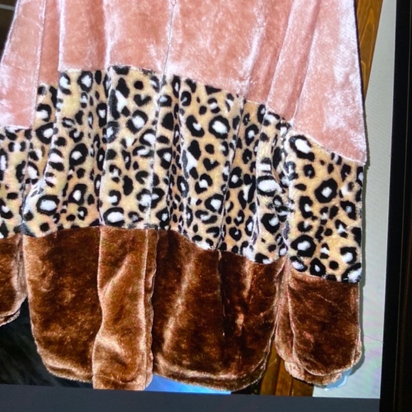 Women’s UGG Jacket - Picture 5 of 5